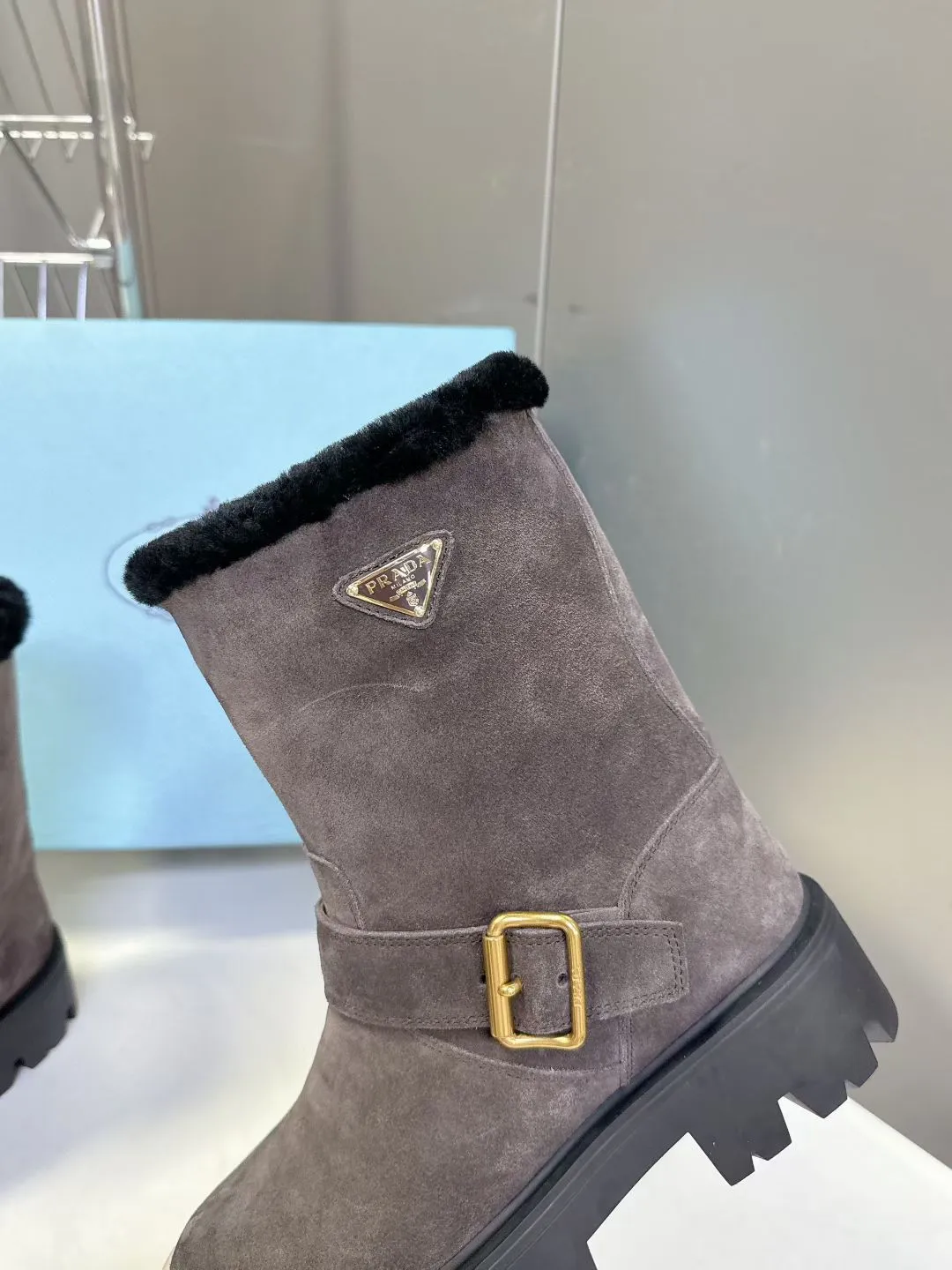 👟👟Ex-factory price 660👟👟 PRADA Prada's latest fall and winter triangular logo slip-on furry boots. There are many celebrities and Internet celebrities. A series that cannot be bought in winter. It is definitely this year's big hit. It is very good-looking. Simple upper design. Highly brand-recognizable triangle logo embellishment. Full of details. The upper foot is large and slim, and the legs are slim. This piece is just right. The outsole height is 5CM, which can instantly increase your height. It is a perfect tool for heightening. The whole series uses a variety of imported materials: polished and waxed calf leather, high mercerized cow suede, real wool lining, super warm, original combined rubber foam outsole, light and comfortable, Size: 35-41 (40 41 customized, non-refundable) 3044
